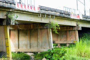 Korunmayan eski bir beton köprü tehlikeli olabilir..