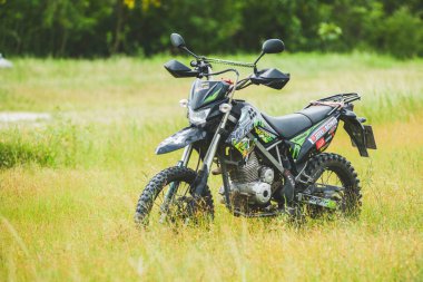 Kawasaki motokros motosikleti 21 Temmuz 2021 'de bir araziye park edilmiş, Surat Thani, Tayland.