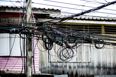 Elektrik kutuplarında düzensiz iletişim hatları
