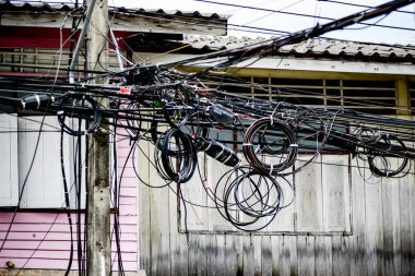 Elektrik kutuplarında düzensiz iletişim hatları