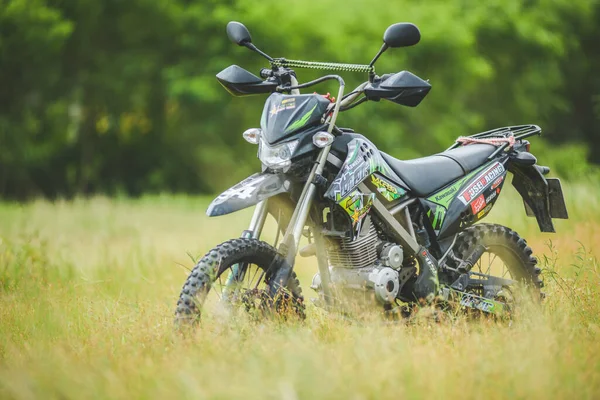 Kawasaki Motocross Motocykl Zaparkowany Polu Dniu Lipca 2021 Surat Thani — Zdjęcie stockowe