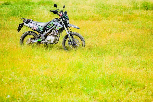 Kawasaki Motocross Motorcykel Parkerad Ett Fält Den Juli 2021 Surat — Stockfoto