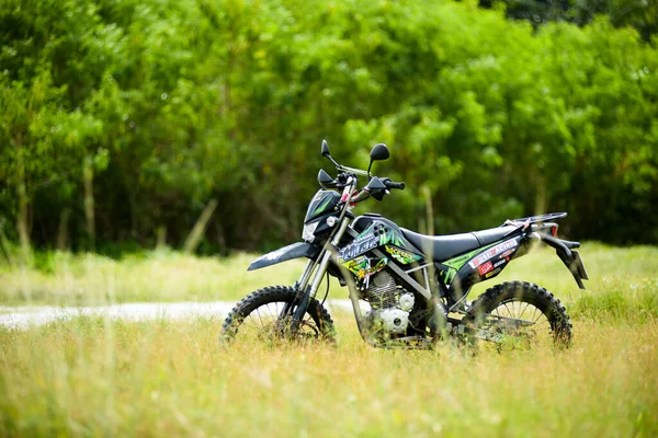 Kawasaki Motocross Motocykl Zaparkowany Polu Dniu Lipca 2021 Surat Thani — Zdjęcie stockowe