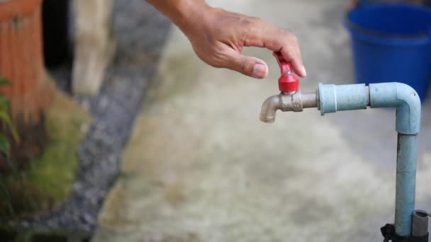 Man Die Kraan Opent Voor Handen Wassen — Stockvideo