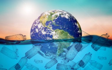 Dünya sadece plastik atık ile suda yüzüyor. Plastik şişeler denizde yüzüyor. Plastik su şişeleri okyanus çevresi konseptinde kirlilik yaratır. Kirlilik kavramı ve plastiğe bağımlılık.