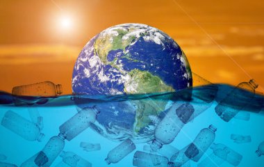 Dünya sadece plastik atık ile suda yüzüyor. Plastik şişeler denizde yüzüyor. Plastik su şişeleri okyanus çevresi konseptinde kirlilik yaratır. Kirlilik kavramı ve plastiğe bağımlılık.