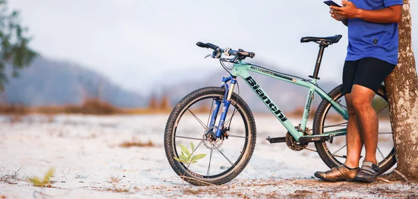 Щасливий Велогонщик Відпочиває Гірський Велосипед Припаркований Дорозі Дерева Липня 2021 — стокове фото
