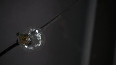 Eski elektrik ampulleri, dekoratif aydınlatma ve ısıtma bobinleri.