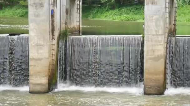 堤坝堵塞农村灌溉系统的小运河 — 图库视频影像