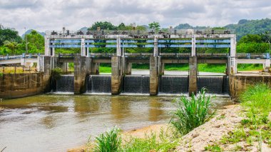 Tayland kırsalında orta büyüklükte bir baraj. Kırsal bölgelerdeki küçük barajlar kanalları kapatıyor. Sulama sisteminde baraj