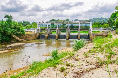 Tayland kırsalında orta büyüklükte bir baraj. Kırsal bölgelerdeki küçük barajlar kanalları kapatıyor. Sulama sisteminde baraj
