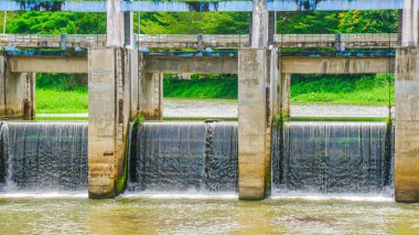 Tayland kırsalında orta büyüklükte bir baraj. Kırsal bölgelerdeki küçük barajlar kanalları kapatıyor. Sulama sisteminde baraj