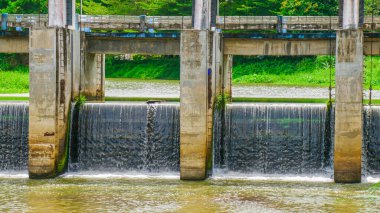 Tayland kırsalında orta büyüklükte bir baraj. Kırsal bölgelerdeki küçük barajlar kanalları kapatıyor. Sulama sisteminde baraj