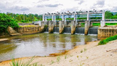Tayland kırsalında orta büyüklükte bir baraj. Kırsal bölgelerdeki küçük barajlar kanalları kapatıyor. Sulama sisteminde baraj