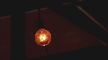 Eski akkor lambanın tavanında bir restoranın ısıtma elementi vardı..