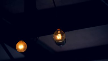 Eski akkor lambanın tavanında bir restoranın ısıtma elementi vardı..