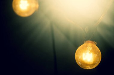 Eski akkor lambanın tavanında bir restoranın ısıtma elementi vardı..