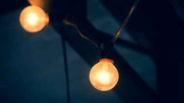 Eski akkor lambanın tavanında bir restoranın ısıtma elementi vardı..