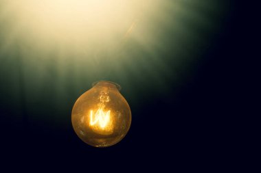 Eski akkor lambanın tavanında bir restoranın ısıtma elementi vardı..