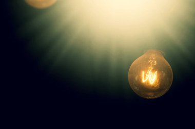 Eski akkor lambanın tavanında bir restoranın ısıtma elementi vardı..