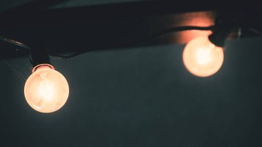 Eski akkor lambanın tavanında bir restoranın ısıtma elementi vardı..