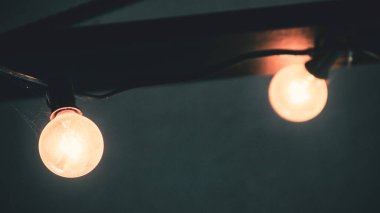 Eski akkor lambanın tavanında bir restoranın ısıtma elementi vardı..