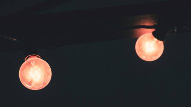 Eski akkor lambanın tavanında bir restoranın ısıtma elementi vardı..