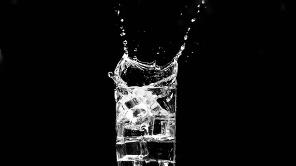 Chorro Agua Distribuye Vaso Agua Fragmentó Por Lanzamiento Hielo Gotas —  Fotos de Stock