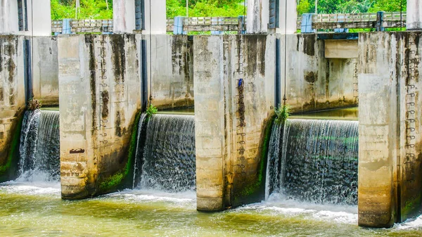 タイの農村部にある中規模ダム 小さなダムが農村部の運河を塞いでいる 灌漑システムにおけるダム — ストック写真