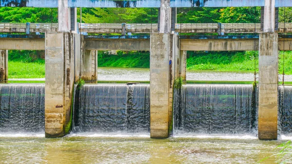 タイの農村部にある中規模ダム 小さなダムが農村部の運河を塞いでいる 灌漑システムにおけるダム — ストック写真