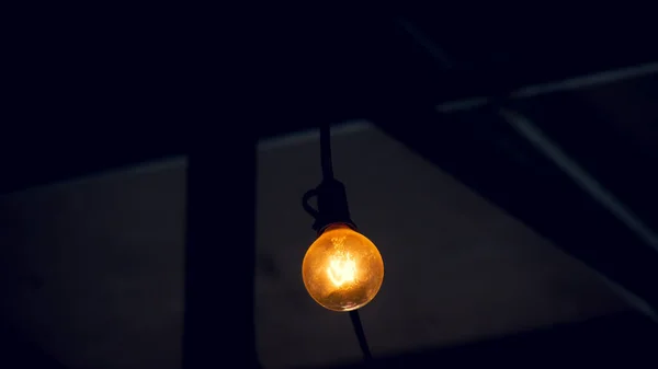 Vecchia Lampada Incandescenza Aveva Elemento Riscaldante Montato Sul Soffitto Ristorante — Foto Stock