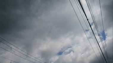 mavi gökyüzü arka plan elektrik teline