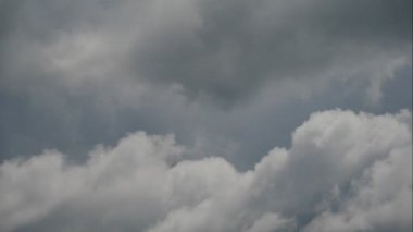 Gökyüzündeki güzel bulutların manzarası