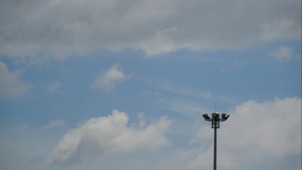 Stromkabel Auf Blauem Himmel Hintergrund — Stockvideo