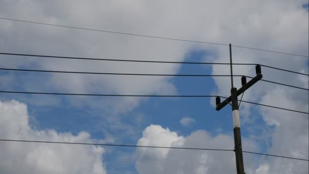 Stromkabel Auf Blauem Himmel Hintergrund — Stockvideo
