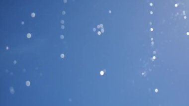 Su damlacıkları güzel mavi gökyüzü arka planında 