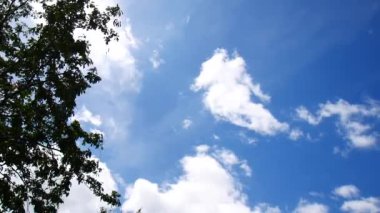 Bulutlar ve gökyüzü soyut arka plan, doğa konsepti