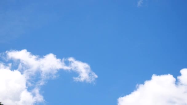 雲が動く空の性質を背景に — ストック動画