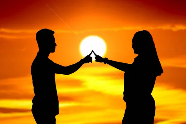 男性と女性のカップルのシルエットは 彼らの人差し指で互いに触れています 永遠に愛の概念 — ストック写真