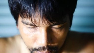 Gülümseyen sakallı adama yaklaş, sahtekar konsept