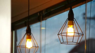 Eski elektrik ampulleri, dekoratif aydınlatma ve ısıtma bobinleri.