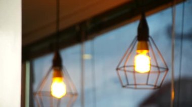 Eski elektrik ampulleri, dekoratif aydınlatma ve ısıtma bobinleri.