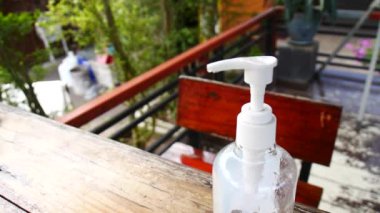 Adam Covid-19 'u önlemek için ellerini yıkamak için alkol jeline basıyor.