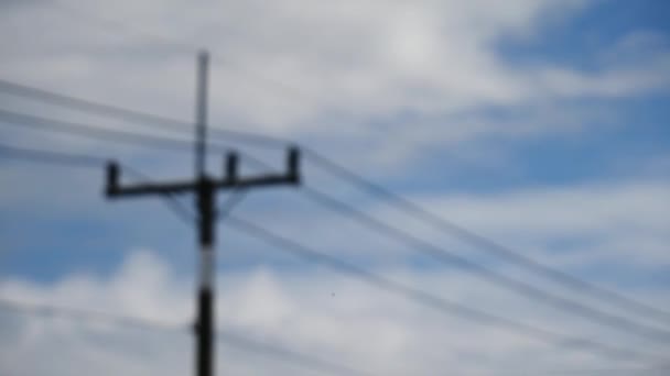 Cable Eléctrico Sobre Fondo Azul Del Cielo — Vídeo de stock