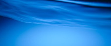 Yumuşak odaklanma. Arkaplan için soyut su dalgası arkaplanı. Web sitenizi veya yayınınızı süslemek için suyun soyut görüntüleri.