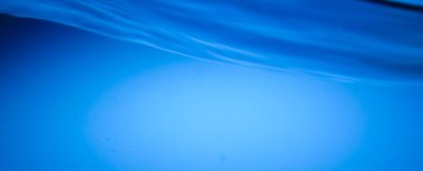 Yumuşak odaklanma. Arkaplan için soyut su dalgası arkaplanı. Web sitenizi veya yayınınızı süslemek için suyun soyut görüntüleri.