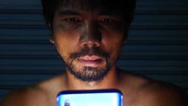 Der Bärtige Mann Schaut Smartphone Technologiekonzept — Stockvideo