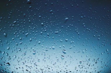 Mavi arkaplanda tazeleyici su damlaları, boşluğu kopyala