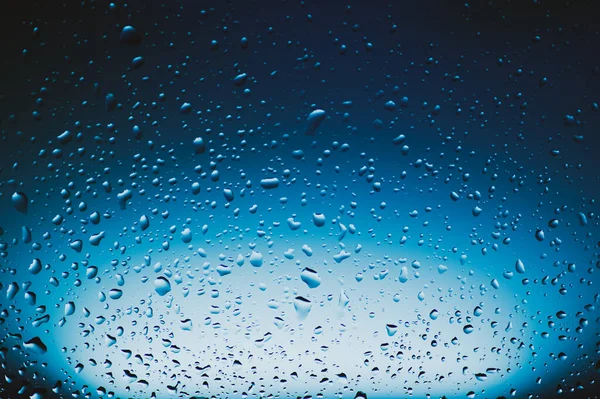 Erfrischende Wassertropfen Auf Blauem Hintergrund Kopierraum — Stockfoto