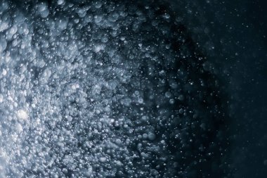 Soyut renkli çözünmüş dairesel fakül, soyut arkaplan. Soyut arkaplan. Gri, beyaz daireler, siyah arka planda ışıklar. Bulanık, bulanık resim.